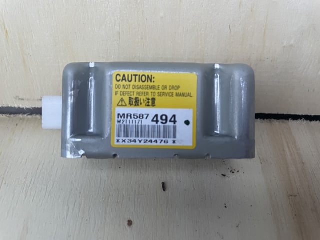 Датчик Айрбег передній MR587494 MITSUBISHI