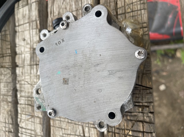 Насос вакуумний 06K145100CB VAG