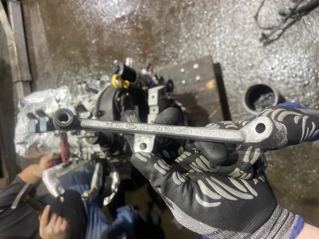 Кронштейн впускного колектора 06L129723C VAG
