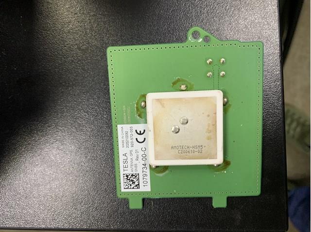 Антена GPS 107973400C Tesla Model