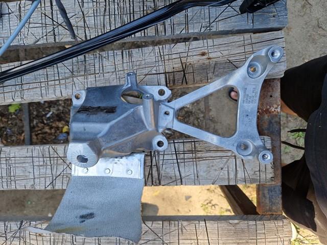 Кронштейн подушки (опори) двигуна, лівої 4M0199307AE VAG