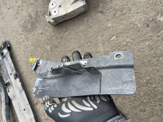 Спойлер переднього бампера, правий 4M0807548D VAG