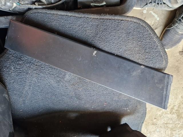 Накладка задньої двері, лівої, вертикальна 822D33NF0A NISSAN