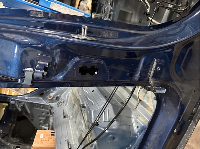Петля задніх правих дверей 41007495994 BMW