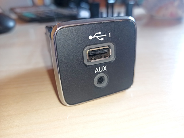 USB-розгалужувач 5XG28DX9AD CHRYSLER