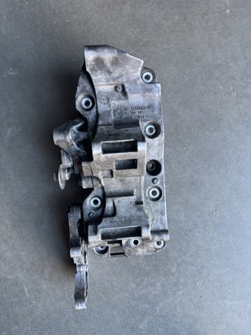 Кронштейн компресора кондиціонера 11168506863 BMW