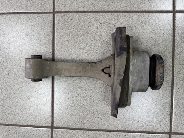 Подушка (опора) двигуна, передня 219504R000 HYUNDAI