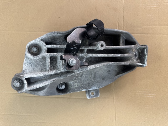 Кронштейн подушки (опори) двигуна, лівої 22119844633 BMW