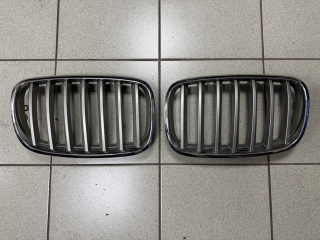 Решітка радіатора ліва 51137185223 BMW