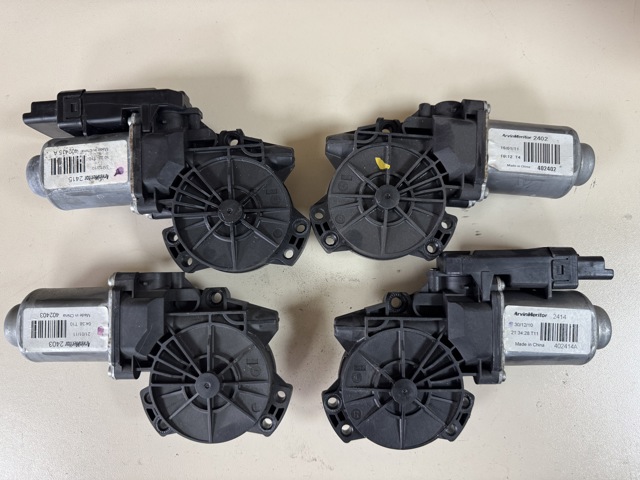 Мотор склопідйомника дверей передніх, правих 824602T010 HYUNDAI
