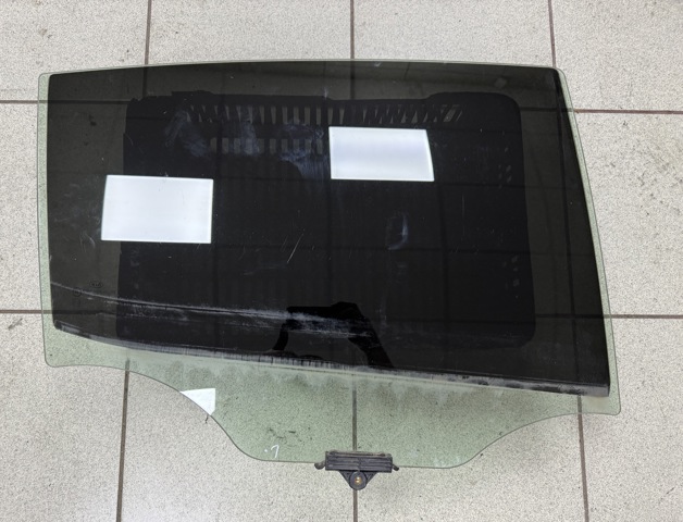Скло задньої двері правої 834212T010 HYUNDAI