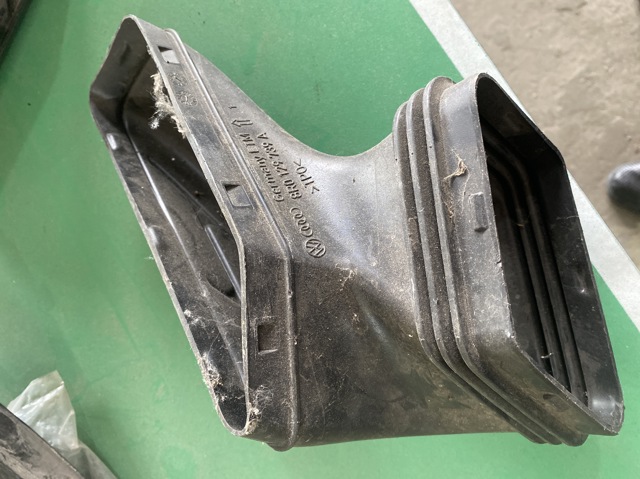 Патрубок повітряний, вхід повітряного фільтра 8R0129739A VAG