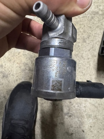 Регулятор тиску палива в паливній рейці 04L130764C VAG