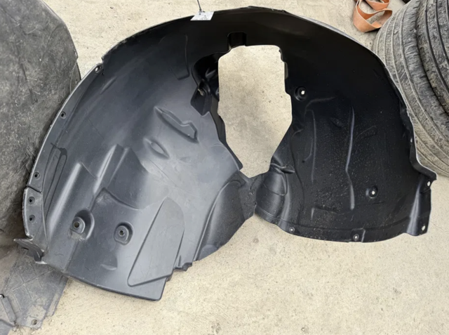 Підкрилок передній правий 8W0821172 VAG