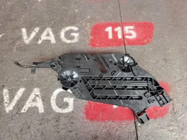 Кріплення фари передньої, правої 1Z0941464A VAG