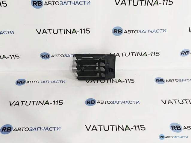 Решітка переднього бампера, права нижня 4A0853684A01C VAG