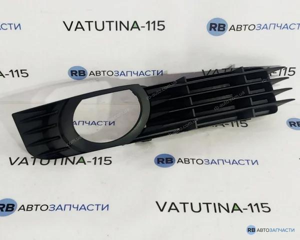 Решітка переднього бампера, права 4E0807682C01C VAG