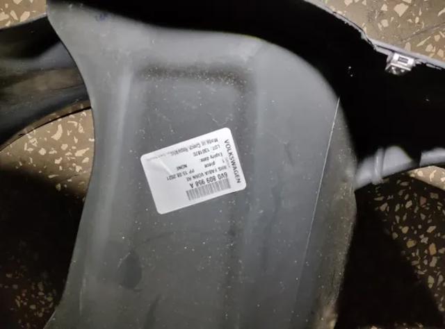 Подкрильнікі переднього крила, правий 6V0809958A VAG