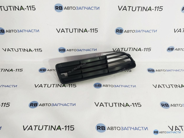 Решітка переднього бампера, права 8D0807346G01C VAG