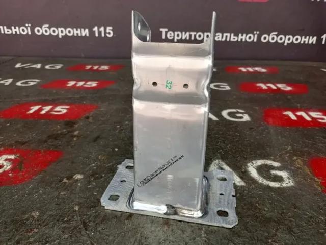 Кронштейн підсилювача переднього бампера 8W0807133A VAG