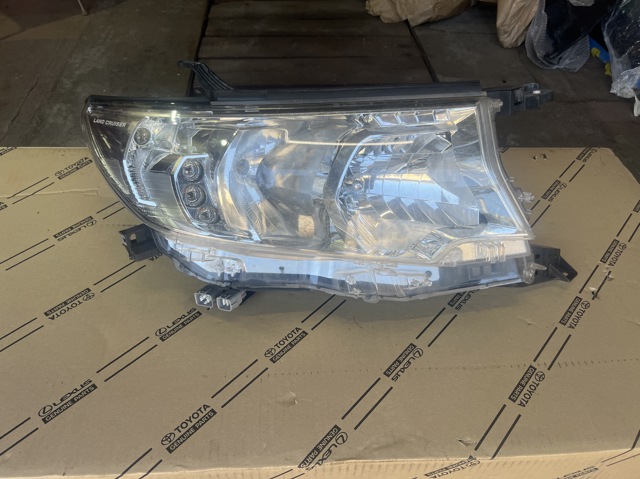 Фара основна права 8113060N10 TOYOTA