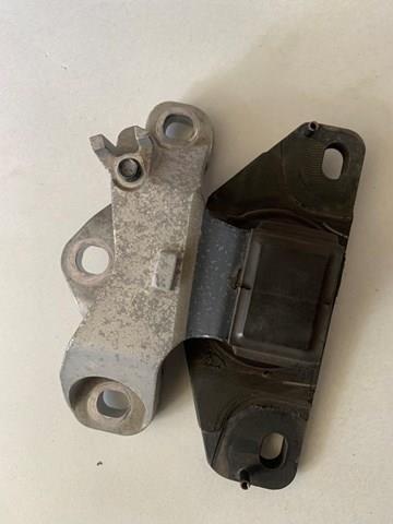 Подушка (опора) двигуна, ліва BDGH39070 MAZDA