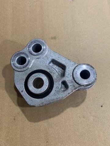 Кронштейн подушки (опори) двигуна, задньої BEET39010 MAZDA