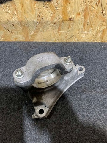 Опора підвісного підшипника передньої піввісі G2A425740B MAZDA