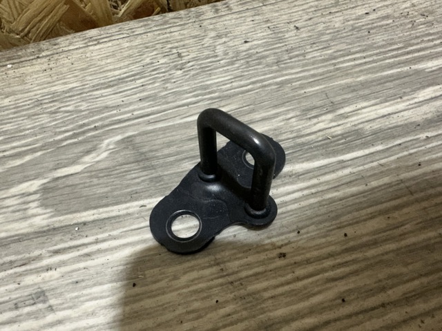 Петля замка кришки багажника GG2A56840 MAZDA