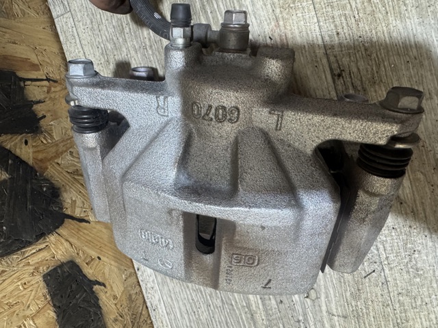 Супорт гальмівний, передній, правий K0Y13398Z MAZDA
