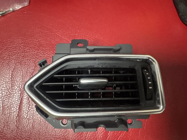 Решітка повітроводу права K12364730C02 MAZDA