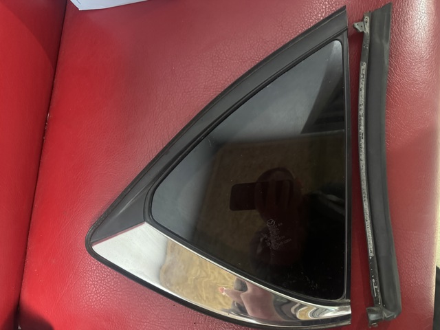 Скло кузова/багажного відсіку, праве KB7W62950A MAZDA