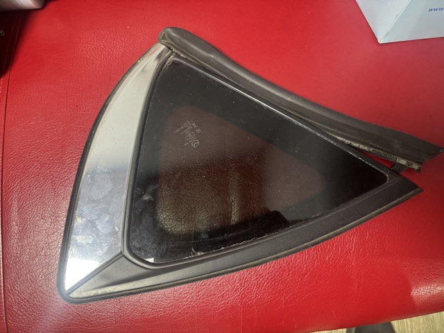 Скло багажного відсіку, ліве KB7W63950A MAZDA