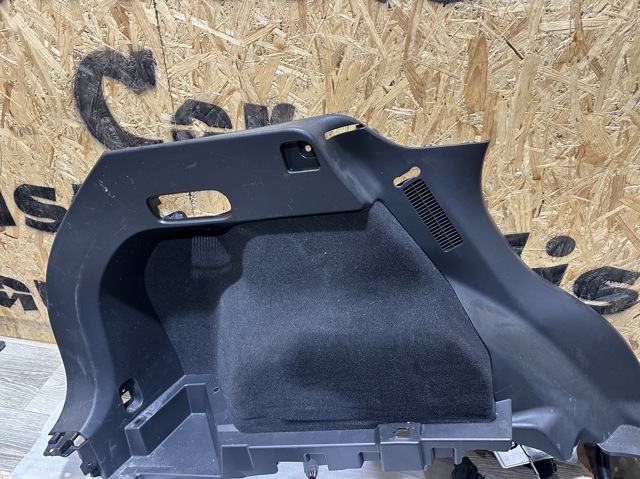 Облицювання багажного відсіку, ліва KB7W68870A02 MAZDA