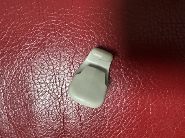 Фіксатор сонцезахисного козирка KD4569261B75 MAZDA