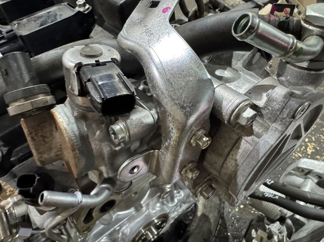 Кронштейн паливного насосу ПНВТ PYFA10190B MAZDA
