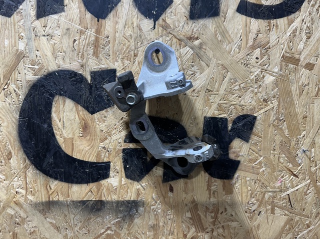 Кронштейн подушки КПП TK783908YC MAZDA
