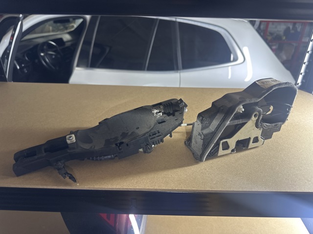 Замок дверей водія 51217283627 BMW