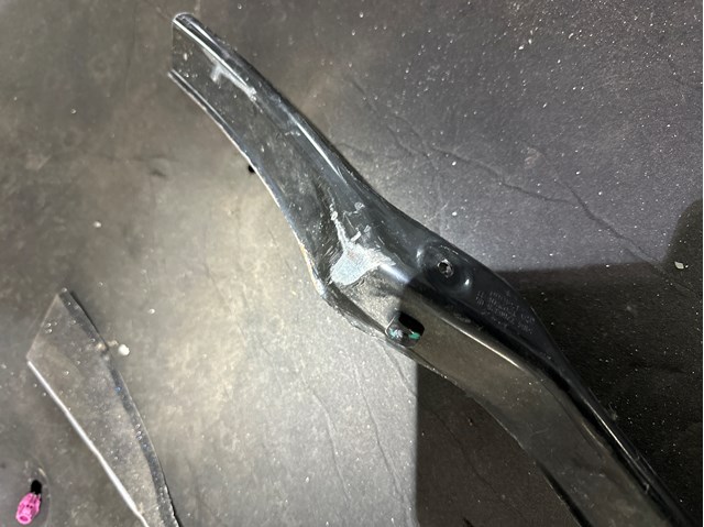 Шина бампера переднього 51647266325 BMW
