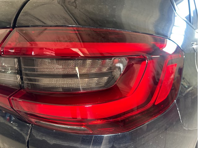 Задній правий зовнішній ліхтар 63215A164B4 BMW
