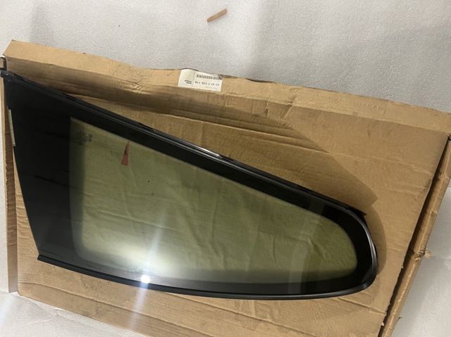 Скло багажного відсіку, праве 51377119178 BMW