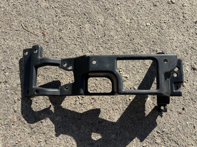 Кронштейн кріплення протитуманной фари, лівої LR050518 LAND ROVER