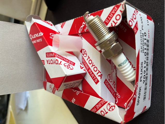 Свічки запалювання (запальні) і дроти Toyota Avensis Verso