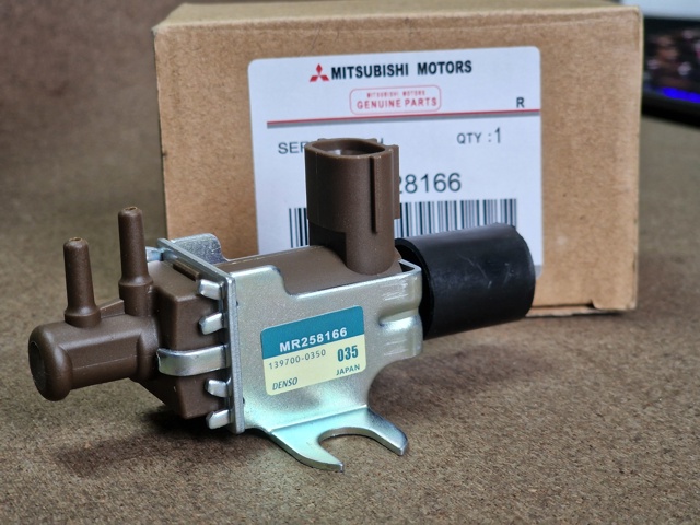 Клапан соленоїд регулювання заслонки EGR MR258166 MITSUBISHI