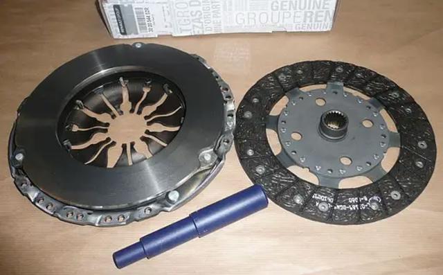 Комплект зчеплення (3 частини) 302054452R RENAULT