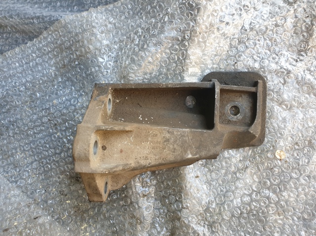 Кронштейн подушки (опори) двигуна, лівої KKU500580 LAND ROVER