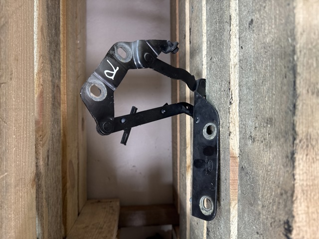 Петля капота, права LR001562 LAND ROVER