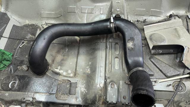 Шланг/патрубок интеркуллера LR002589 LAND ROVER