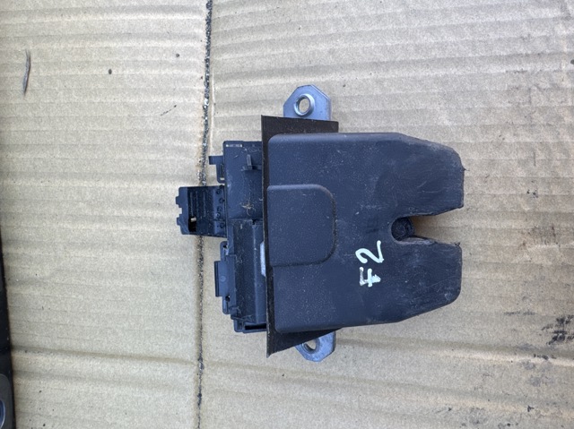Замок дверей багажника LR014184 LAND ROVER