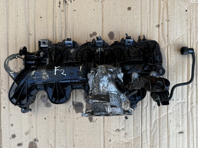 Колектор впускний LR019987 LAND ROVER